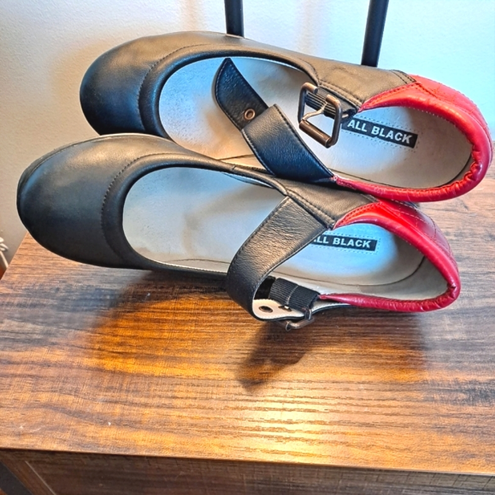 Black And Red Wedge Shoes With Ankle Buckle Closures - Picture 5 of 5